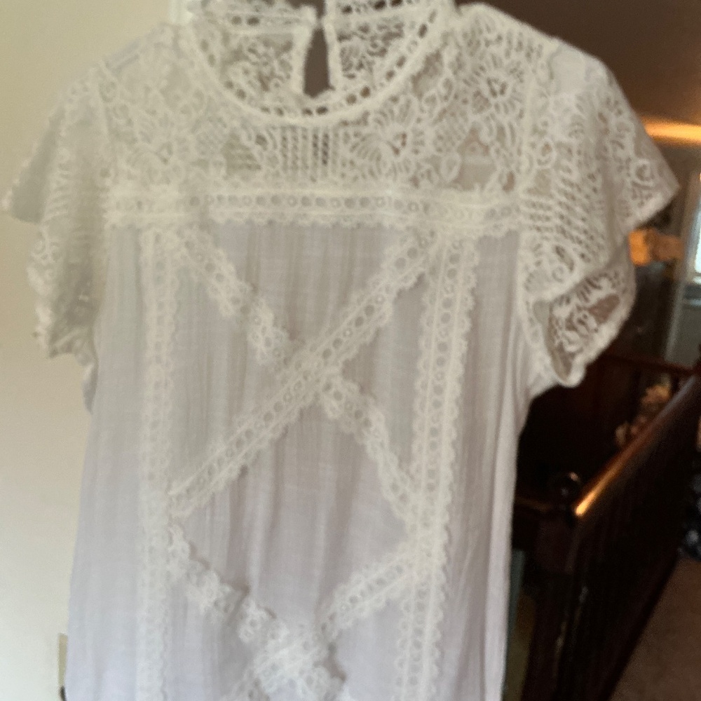 Ladies White short sleeve top. - Picture 5 of 5